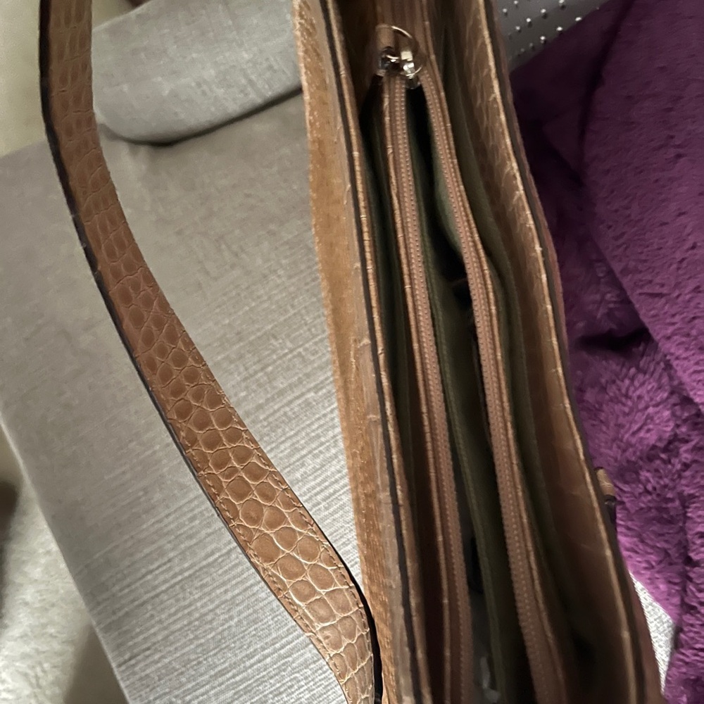 Liz Claiborne tan shoulder bag - Picture 3 of 7